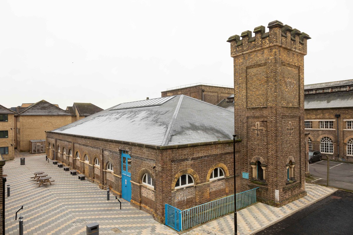 KingstonUni's tweet photo. Our Seething Wells Halls of Residence is next to the river Thames and just a short walk away from Surbiton town centre. 🙌 

Find out more about the accommodation 👇 
https://t.co/i0RYtZqaXN https://t.co/fY0jYir60r