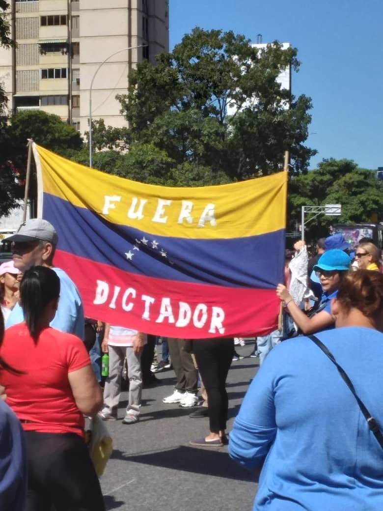¡Fuera, dictador! 

Una bandera en El Líder, uno de los puntos de concentración en Caracas. 

#GloriaBravoPueblo.

Toda Venezuela rechaza a Maduro.