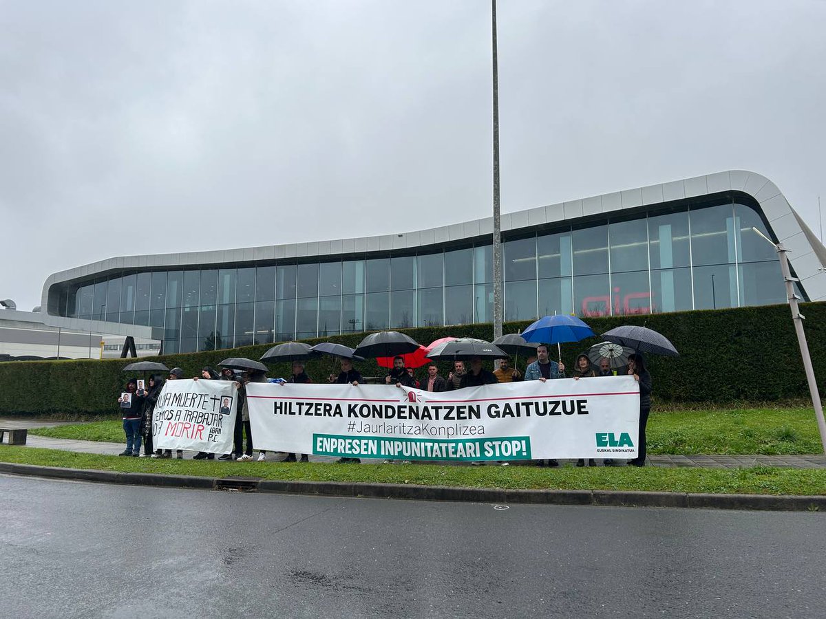 ELAGernikDurang's tweet image. 📸 Hemen Forest Trafic SL-ko langilearen heriotza salatzeko Boroan egindako elkartaratzearen irudia.

✊ Lan ezbeharren aurrean ez da inpunitaterik egongo!

#HiltzeraKondenatzenGaituzue