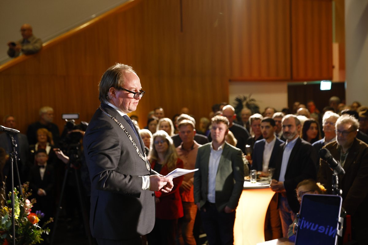 “Stel eens een vraag voordat je iets vindt.” Zo klonk @bmalmere Hein van der Loo tijdens de nieuwjaarsreceptie van Almere. Een oproep om in turbulente tijden nieuwsgierig, betrokken en belangstellend te blijven naar elkaar. Lees hier de hele toespraak: alme.re/424cz3V