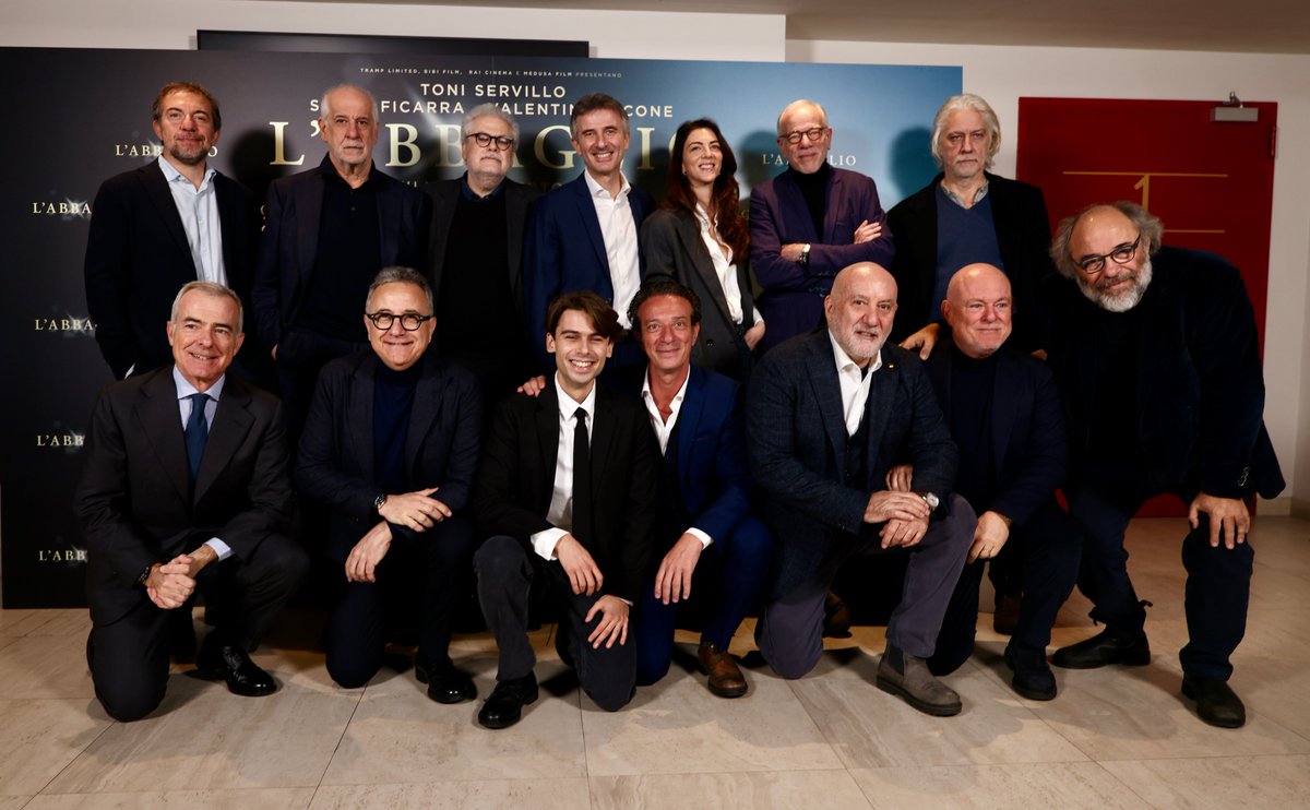 01Distribution's tweet photo. Dopo La Stranezza, un nuovo straordinario viaggio firmato Roberto Andó, con Toni Servillo, Salvo Ficarra e Valentino Picone: #LAbbaglio arriva nei cinema dal 16 gennaio. Sfoglia la gallery della presentazione alla stampa. https://t.co/z0lURHSPKu