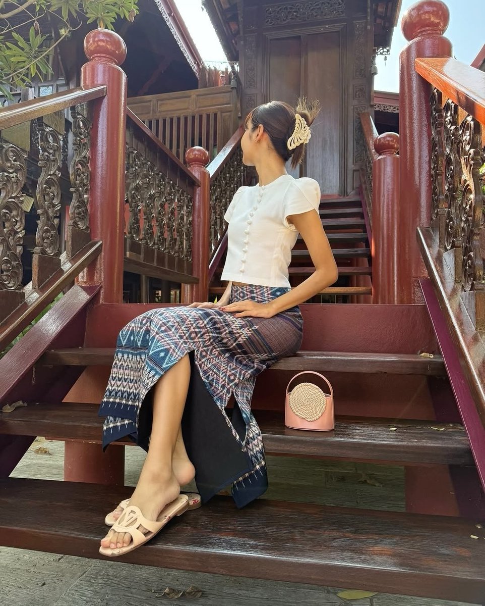 mopoii_'s tweet photo. ชอบเวลาลิซ่าใส่ผ้าลายไทยจัง ผ้าสวยมากนะแล้วพอลิซ่าใส่มันยิ่งดูสวยขึ้นไปอีก #LISA #LALISA https://t.co/yIDPQq89rn