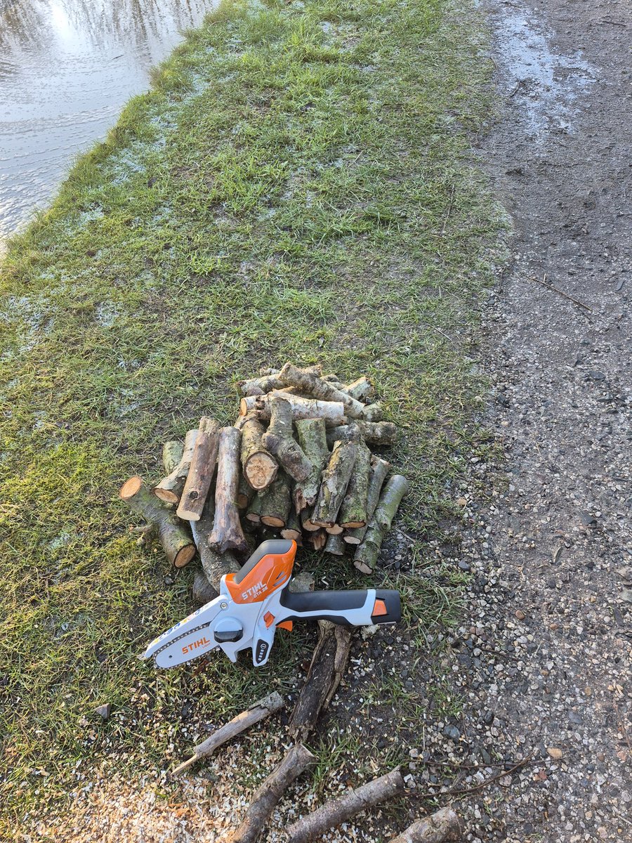 FloatMyBoat__'s tweet photo. Playing with my fabulous new toy 😁 (safely of course). Oooohhhh power tools!!!
#narrowboatliving #canallife #narrowboatlife #boatlife #floatmyboat #LifesBetterByWater #chainsaw #stihl https://t.co/tVciTohuiH