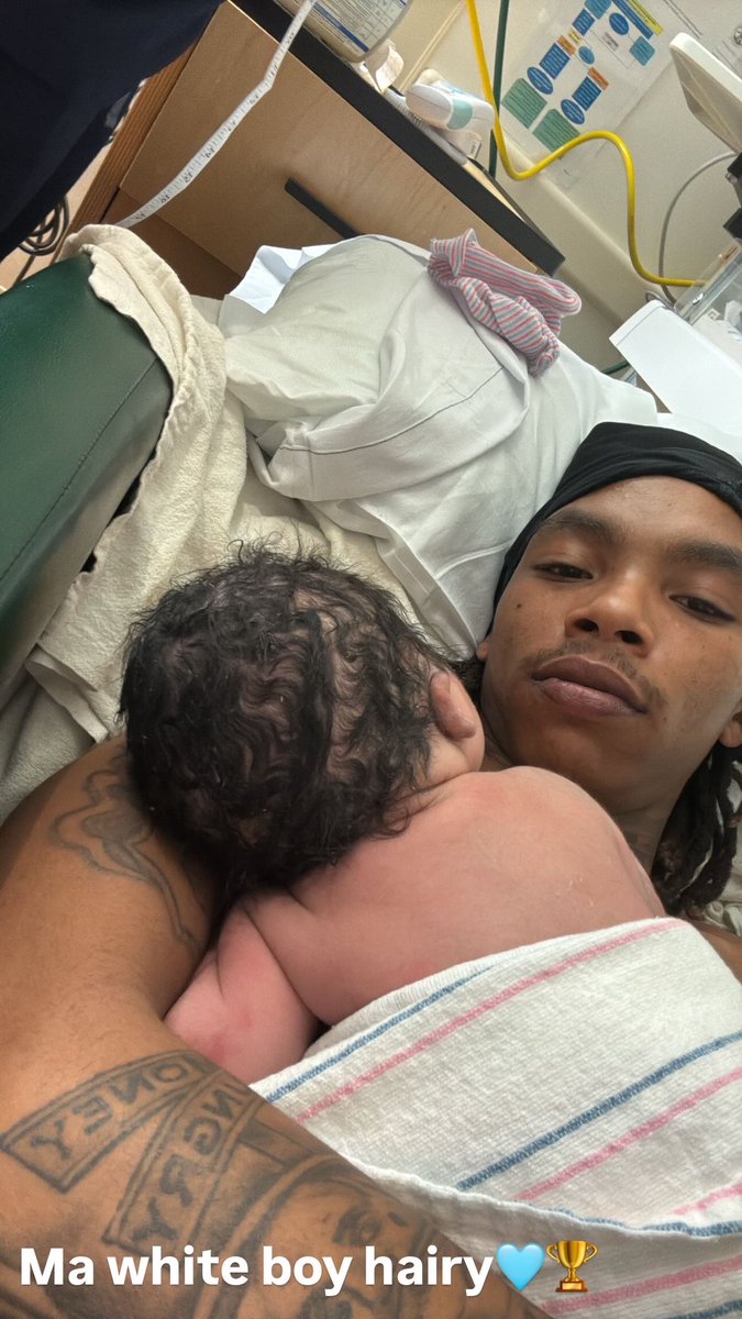 SGKDre2x's tweet photo. Best day of my life kid I owe it too you we took back to back W’s Boy 🤞🏽🏆 https://t.co/aFMq9fwN0j