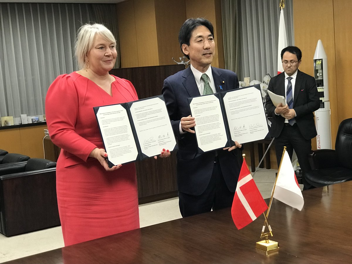 Uddannelses- og Forskningsministeriet (@ufm_min) on Twitter photo .<a href="/ChristinaEgelun/">Christina Egelund</a> og hendes japanske ministerkollega har i dag underskrevet en ny erklæring om kvanteforskning og -teknologi, som skal styrke samarbejde og dialog på kvanteområdet. Læs mere 👉 bit.ly/4274fAt #forskpol #dkpol #kvante .<a href="/ChristinaEgelun/">Christina Egelund</a> og hendes japanske ministerkollega har i dag underskrevet en ny erklæring om kvanteforskning og -teknologi, som skal styrke samarbejde og dialog på kvanteområdet. Læs mere 👉 bit.ly/4274fAt #forskpol #dkpol #kvante