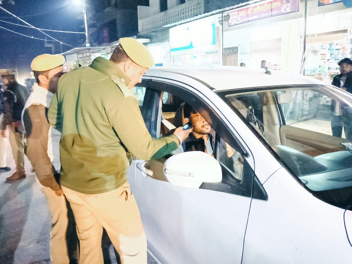 KateraPolice's tweet photo. #SSPJhansi के निर्देशन में शांति एवं सुरक्षा व्यवस्था के दृष्टिगत थाना कटेरा पुलिस द्वारा क्षेत्र के भीङभाङ वाले स्थानो पर #FootPatrolling कर Breath analyser machine की सहायता से राहगीरों का एल्कोहल लेवल चेक किया गया तथा राहगीरों को शराब पीकर वाहन न चलाने हेतु निर्देशित किया गया। https://t.co/n1OXLLAo1z