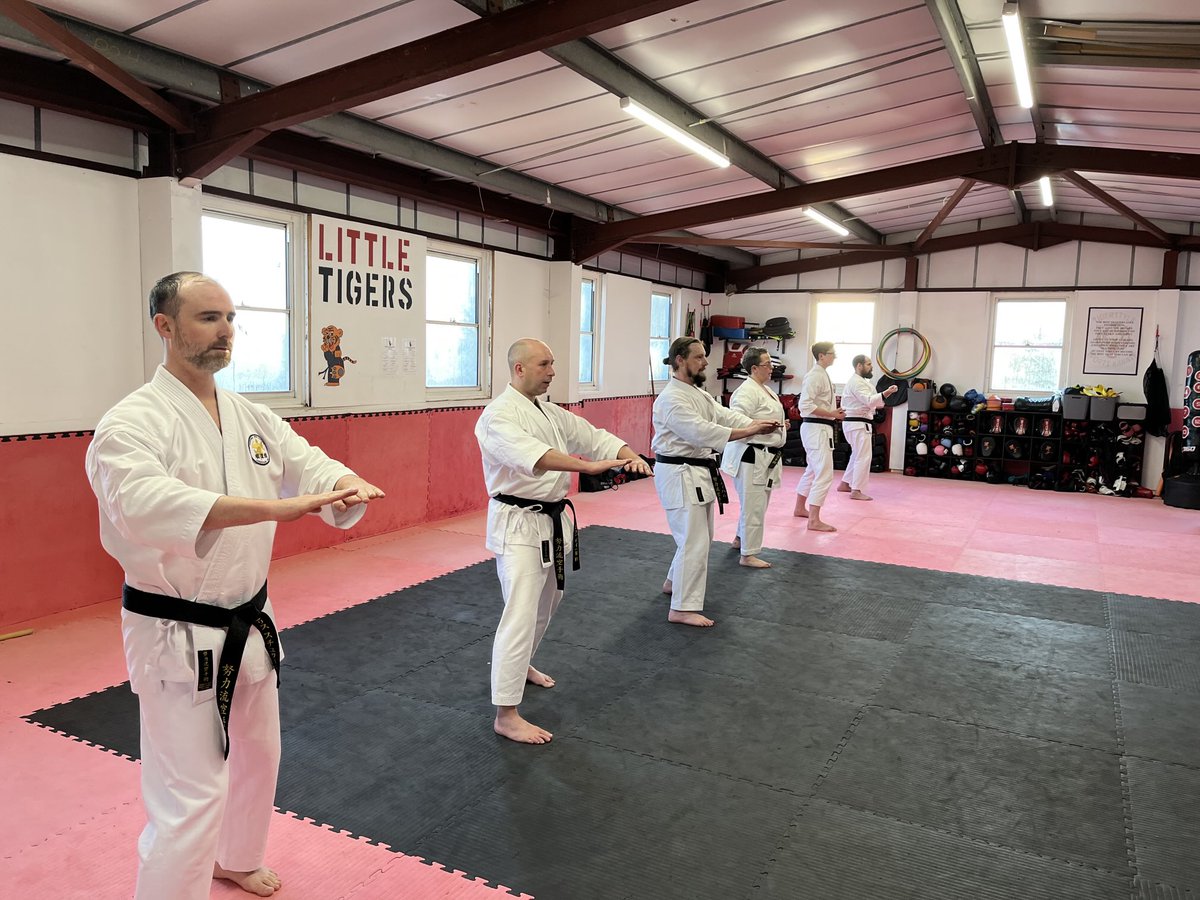 DoryokuRyu's tweet photo. Training in Exeter this morning ❄️ #goju #sanchin #kata https://t.co/t9EN3eQAdD