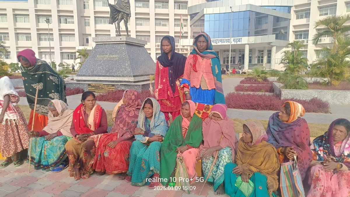 दिनांक 09/01/2025 को ग्राम बिजका, प्रखंड भंडरिया के 45 लाभुक, जिन्हें पिछले 12 माह से राशन नहीं मिला है, जिला आपूर्ति शाखा, गढ़वा के ज्ञापन संख्या 52 (दिनांक 08/01/2025) के आधार पर सुनवाई हेतु नया समाहरणालय भवन, कल्याणपुर में उपस्थित हुए।
<a href="/IrfanAnsariMLA/">Dr. Irfan Ansari</a> 

1/2