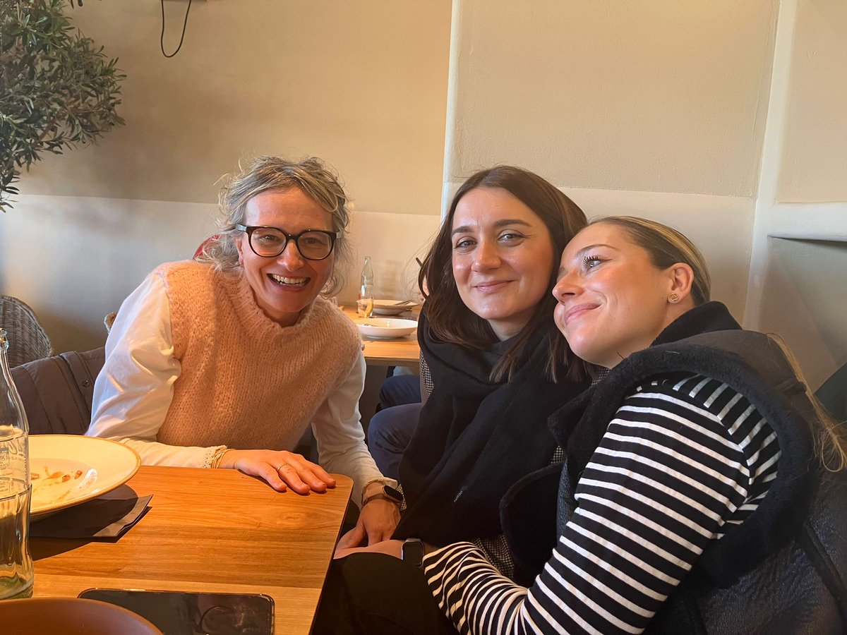 pharmacologyvlc's tweet image. Felices de dar la bienvenida a casa @pharmacologiavlc a nuestra antigua (pero joven) compañera @Gruevska_A Un placer escucharle hablar de su investigación actual en @ImperialMDR y de comer con ella. ¡Te queremos, Ale! ❤️ @UV_EG @UTMSkopje
