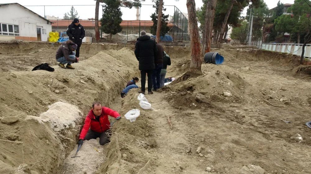 MAKÜ Antropoloji Bölümü akademisyenleri, Burdur Öğretmenevi bahçesinde yapılan kazı çalışmaları sırasında ortaya çıkan insan kemiklerine yönelik saha çalışmalarını tamamlandı.

Haberin tamamını okumak için tıklayınız ➡ NTV - 07.01.2025/ ntv.com.tr/galeri/turkiye… <a href="/ntv/">NTV</a>