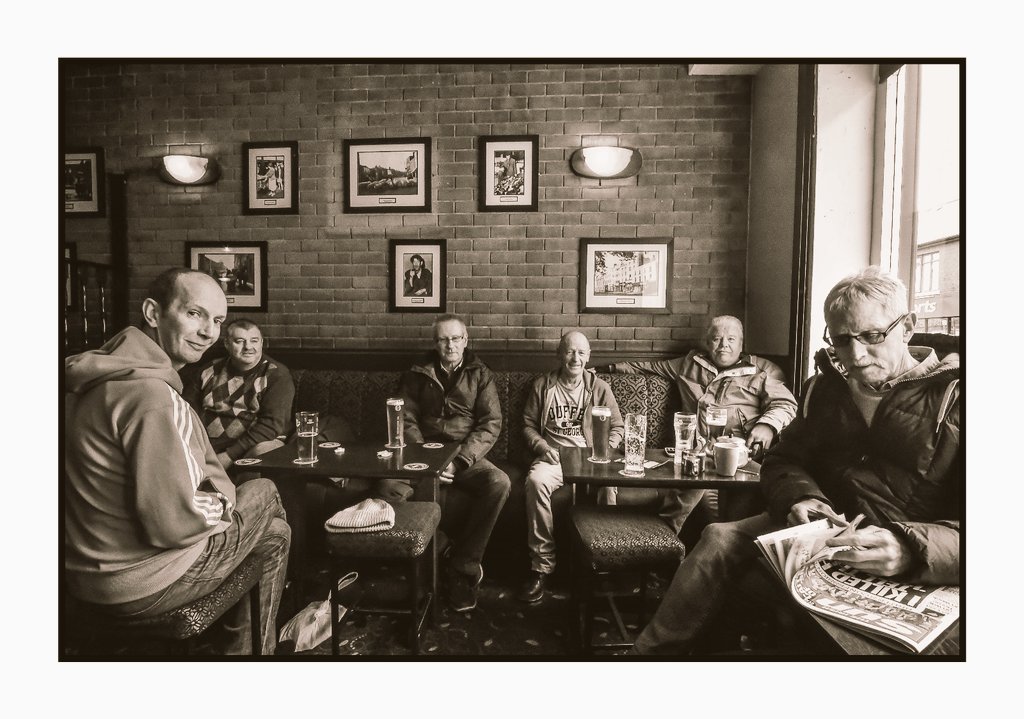 andrewboconnel1's tweet image. &quot;Friendships&quot;
Friendships comes in all shapes and sizes and can span decades or end in minutes. The Lark Inn, in The Liberties, Dublin. A place where a lifetime of friendships grew and a few ended. 
Photo: Andrew O&apos; Connell ©