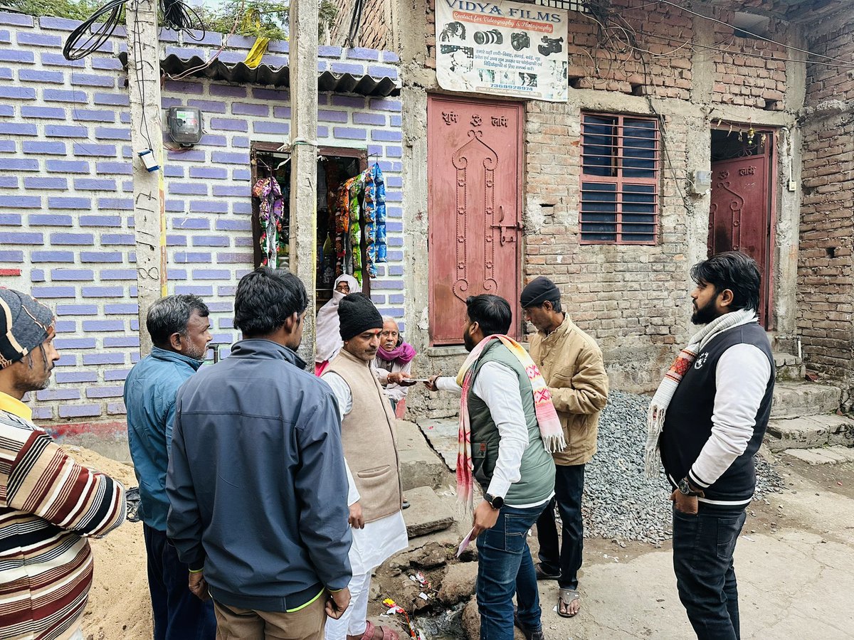VineetNarayanS1's tweet photo. आगामी 11 जनवरी को होने वाले पापा जी के पुण्यतिथि को लेकर देवी स्थान, मछुआटोली,मथनी तल में भ्रमण कर सभी को आमंत्रित करते हुए।🙏🏻
नोट:- सभी लोग अपने नेता को श्रद्धांजलि देने आ रहे हैंl
#skvm #satyendrakushwaha #patnasahib https://t.co/IAggst0bLP