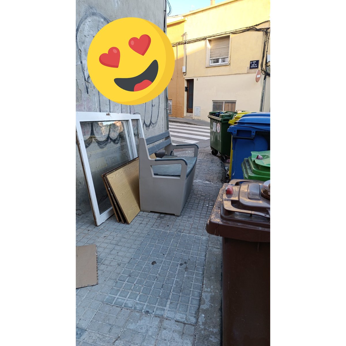 marta_cervera's tweet photo. Avui ens han deixat un banc per poder veure les meravelloses vistes als contenidors 😍😍😍 #terrassa https://t.co/EHG6QrVYYK