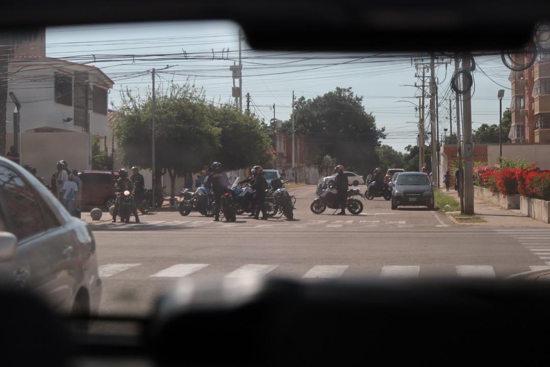 10:40am Dispersan manifestación #Maracaibo se reportan varios detenidos. Funcionarios policiales intentan ingresar a establecimiento comercial en búsqueda de manifestantes. #9Ene