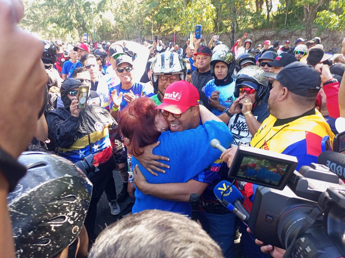 Una señora de la concentración opositora se abrazo con uno del frente colectivo de motorizados del oficialismo. 🫂

<a href="/Ronaldo_Diiaz/">Josmer Diiaz</a>