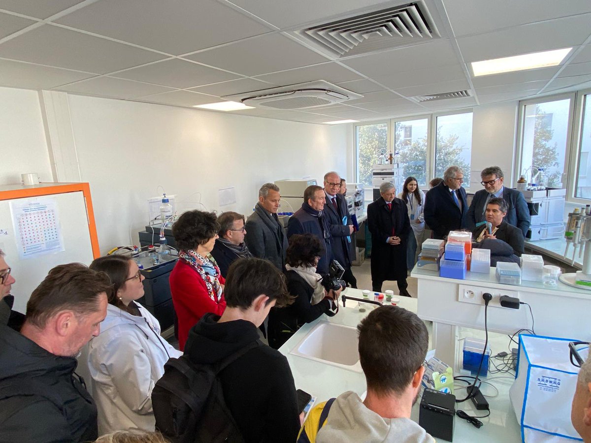RANouvAquitaine's tweet photo. 📢Le recteur délégué à l'ESRI @GalderisiClaud1 s'est rendu à @UnivLaRochelle aux côtés du préfet de Région Etienne Guyot pour✂️l'inauguration des nouveaux espaces de l'Institut LUDI qui regrouperont dans un même lieu toutes les activités de recherche du laboratoire @LIENSsCNRSULR https://t.co/z8qLJZ9tKO