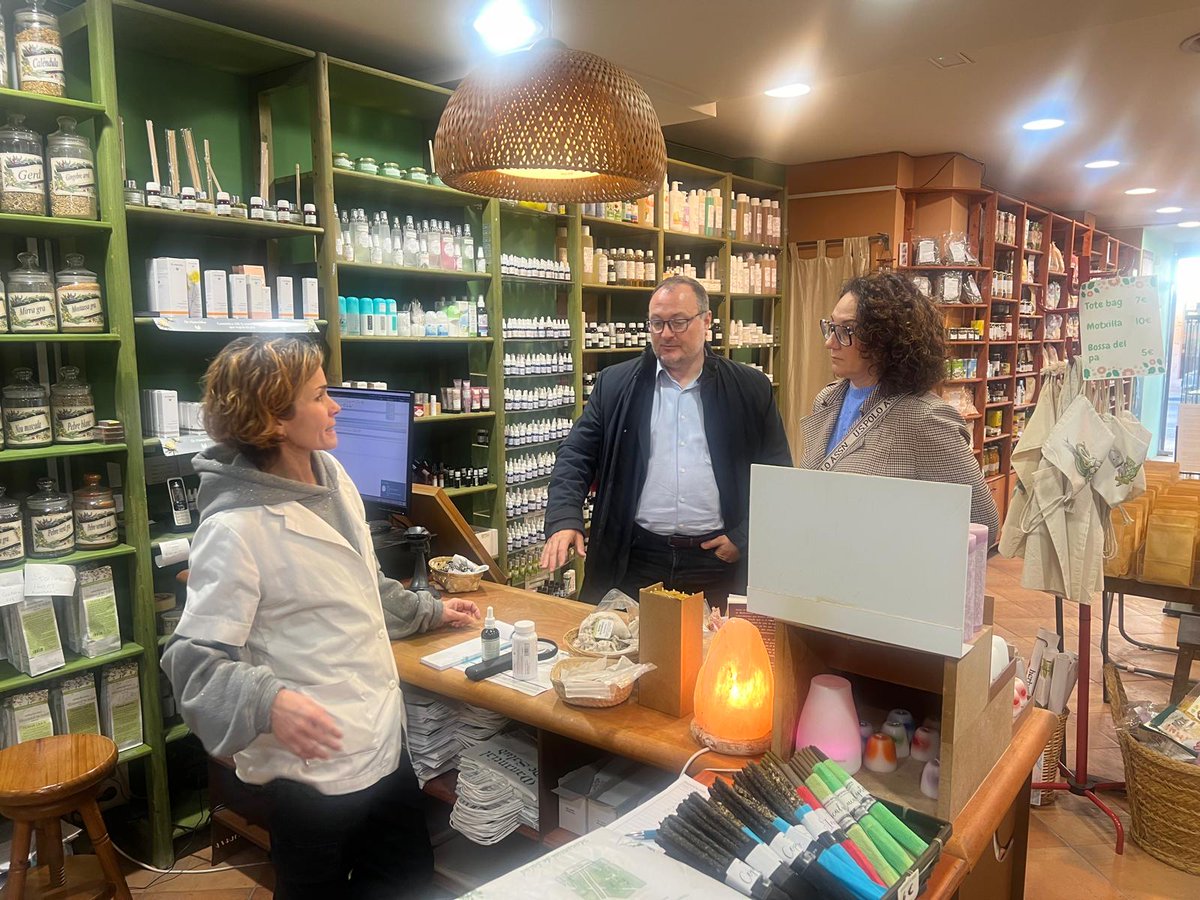 ajuntamentvng's tweet photo. 📍 L'alcalde als barris: avui... La Geltrú

🤝 L'alcalde #VNG @juanluisruizvng i diversos regidors del govern visiten establiments i equipaments del barri, com la @BibUPCVILANOVA o el @cdiapgarraf, per conèixer de primera mà les necessitats i escoltar-ne les peticions.

(1/3) https://t.co/MbcfxKaSIE