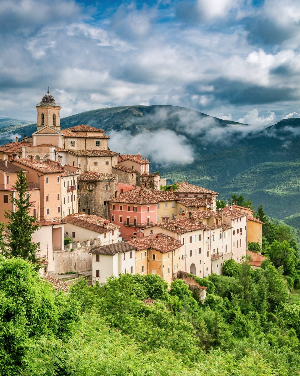 Umbria 💚

Often called Italy's "green heart," Umbria is a hidden gem filled with medieval towns, breathtaking landscapes, and rich traditions — perfect for those seeking unique, off-the-beaten-path experiences.