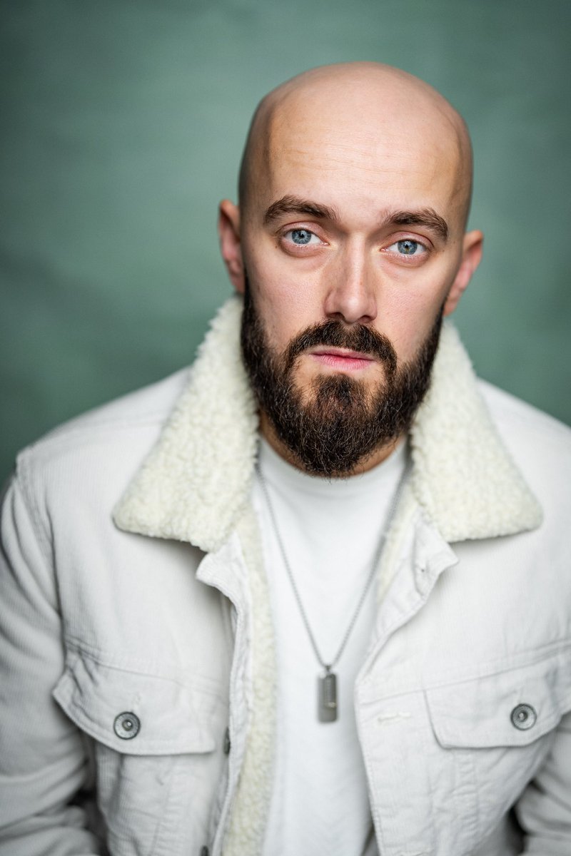 ChrisSammo's tweet image. 📸 *click*

#Headshot #photo #actor #voiceover #voiceactor #harveyvoices #yellowbelly