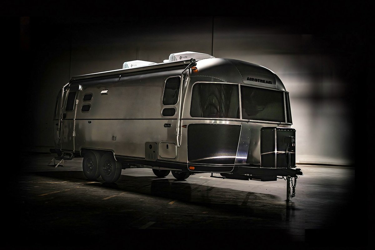 stupidDOPE's tweet image. Airstream has set the stage for luxury camping in 2025 with the unveiling of the Flying Cloud Midnight Flamingo camper at CES in Las Vegas. Known for blending timeless design… 

The post Airstream Unveils the Flying… stupiddope.com/2025/01/airstr… #Airstream #CamperVan #LuxuryCamping