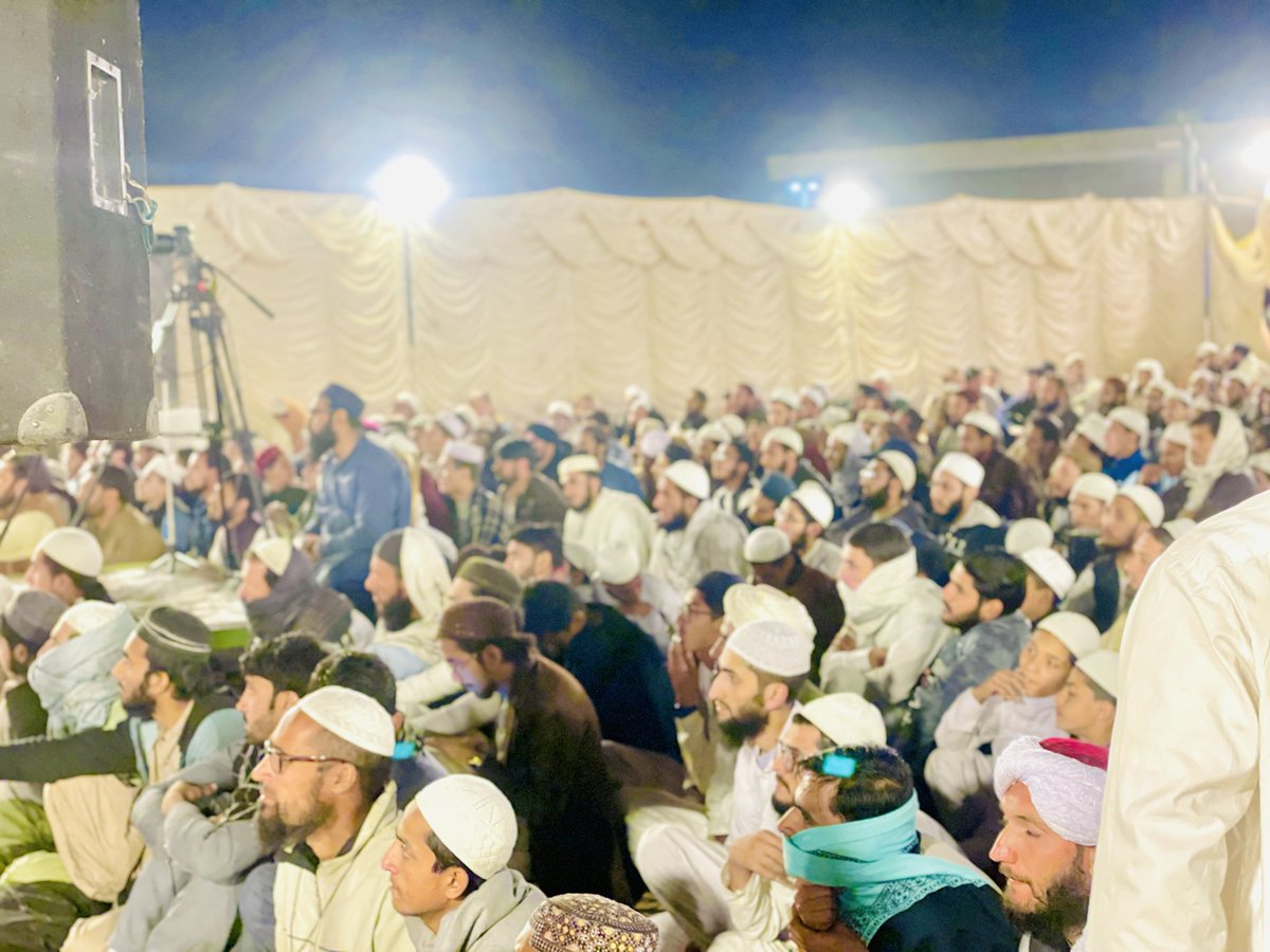 جمعیت علمائے اسلام ضلع وسطی کے امیر مولانا عبدالرشید نعمانی صاحب پیغام جمعیت و فضلاء باجوڑ کانفرس
بیاد شہدائے باجوڑ سے خطاب کرہے ہیں..