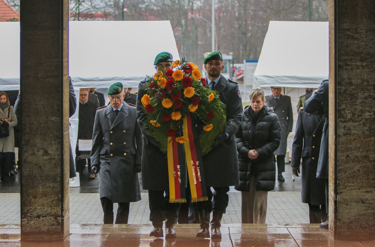 Heute fand die Gedenkfeier für Julius Leber in der gleichnamigen Kaserne in Berlin statt. Julius Leber verkörperte Mut, Integrität und die Werte unserer demokratischen Gesellschaft. Bei der Kranzniederlegung nahmen Gäste aus Politik, Gesellschaft und der #Bundeswehr teil.