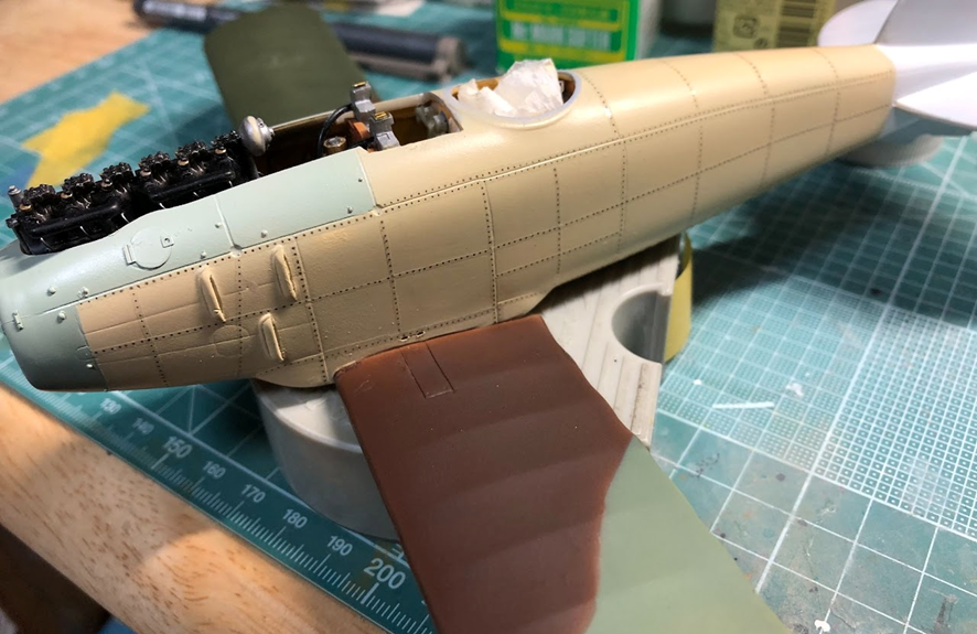 bonjabonja_taku's tweet image. #3 ALBATROS DIII Battle Axe 1/32
胴体のベニヤの木目表現はUschi von der Rosten製のデカールで行います
木釘はウォームグレイのコピックを透明デカールに描くことで表現します
まずベニヤ部分をクレオスのレドーム色で下塗りし木釘のデカールを貼ってから…