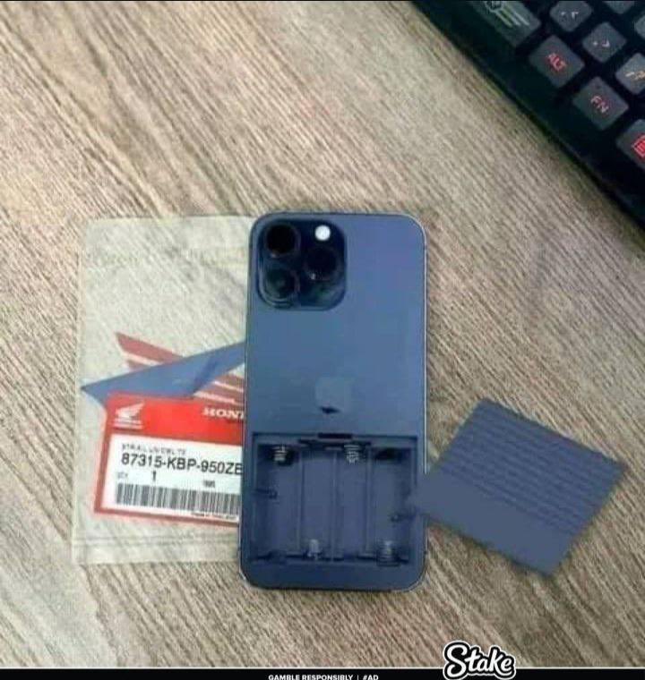 khontrol39750's tweet image. My grandpa went to circle to buy an iPhone for me and this what they gave him 🤦‍♀️💔