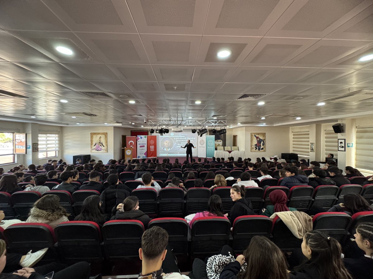 mugla_mem's tweet photo. Yan Yanayız Projesi Kapsamında “İnsana Yolculuk” Söyleşisi Gerçekleştirildi✅

Muğla Valiliği himayelerinde Müdürlüğümüz tarafından yürütülen “Yan Yanayız Projesi” kapsamında, 1. Sınıf Emniyet Müdürü ve Ressam Sayın Ahmet SULA ile düzenlenen ‘İnsana Yolculuk’ konulu söyleşi, öğrencilerimize unutulmaz bir deneyim sundu.  

Bu özel etkinlik, öğrencilerimizin iç dünyalarına yolculuk yapmalarına, kendilerini keşfetmelerine ve potansiyellerini ortaya çıkarmalarına olanak sağladı. Ahmet SULA tecrübelerini paylaşarak gençlerimize ilham verdi ve onları geleceğe yönelik güçlü bir bakış açısıyla motive etti.  

Söyleşiye katılan İl Millî Eğitim Müdürümüz Sayın Emre ÇAY: “Eğitimde sanatın gücünü bir kez daha hissettik ve öğrencilerimizle birlikte bu değerli yolculukta yer aldık!” dedi.

@tcmeb @Yusuf__Tekin @tcmuglavaliligi @idrisakbiyik @emrecay55 @mugla_arge