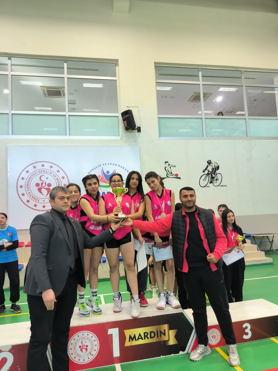 kslsporlisesi's tweet photo. Okulumuz Badminton Kız  Takımımız Okullararası müsabakalarda Erkeklerden sonra Kızlarda da Mardin İl birincisi oldu.Emeği geçen öğretmen ve öğrencilerimizi tebrik eder.Bölge finallerinde başarılar dileriz.@ali_eyyupkoca @KiziltepeKymlk @akadirgms https://t.co/QgGivUtUNC