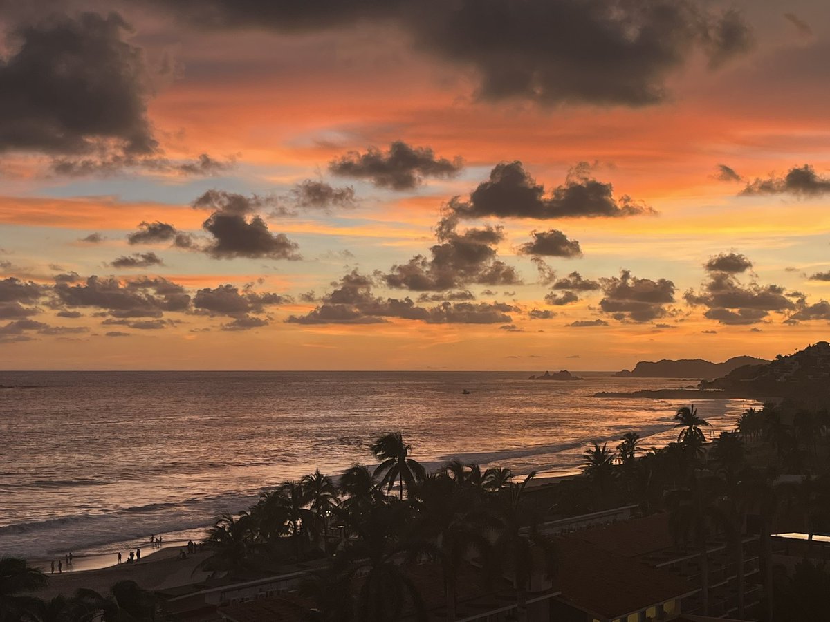 VisitIZ's tweet photo. Cada tarde en #IxtapaZihuatanejo nos muestra que siempre hay magia en los momentos fugaces

📸 @mujerlei

#thisIZit #VisitIZ #Zihuatanejo #PuebloMágico #MagicSunset #GoldenHour #Moments #JuevesChill https://t.co/pMi1VqGOZW