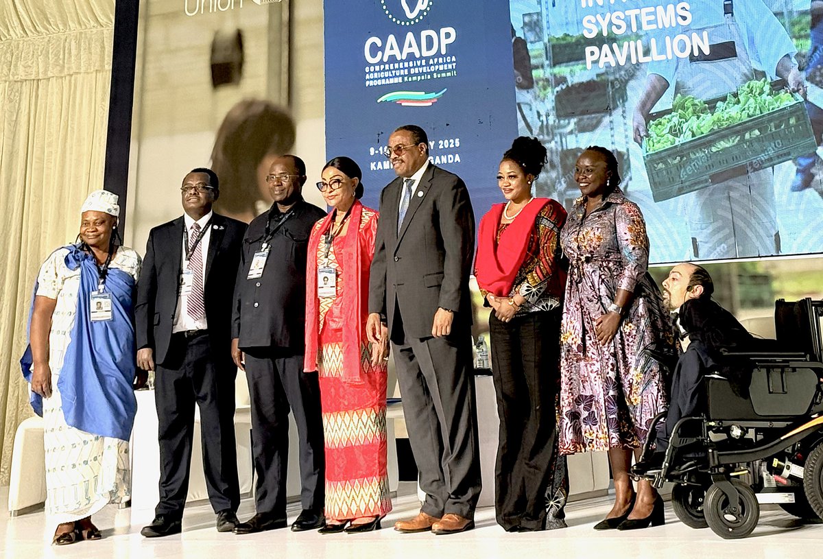 1/
At #CAADPKampala25 today, our <a href="/FAOAfrica/">FAO in Africa</a> Rep, <a href="/AbebeHGabriel/">Abebe Haile-Gabriel</a>, addressed the Youth &amp; Women in #AgrifoodSystems Pavilion. 
Focus:  Transforming Africa's agrifood systems—and why women and youth must be at the centre.

This is why it matters 👇