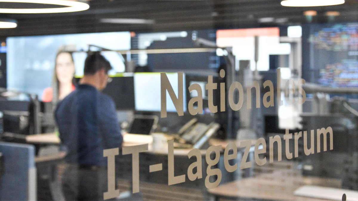 Mit ihrer Präsenz im Nationalen IT-#Informationstechnik-#Lagezentrum beweist die #Bundeswehr, dass sie sich auch in der digitalen Ära als Garant für die Sicherheit Deutschlands versteht. 
➡️bundeswehr.de/de/organisatio…