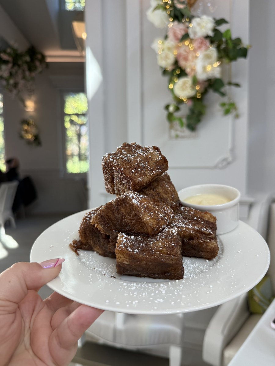 MickeyBlog_'s tweet photo. We started off with the Cinnamon French Toast Brioche Bites - a signature breakfast item! 🤤 #CakeBake https://t.co/uRLQbSPC48