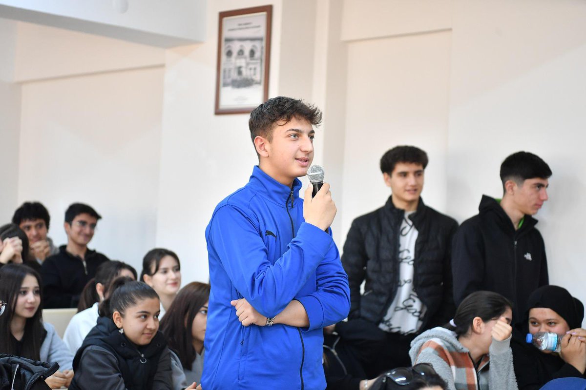 Kayseri Büyükşehir Belediye Başkanı Sayın  Doktor Memduh Büyükkılıç ve İlçe Milli Eğitim Müdürümüz Hacı Kaya,  Celal Bayar Anadolu lisesi öğrencileri ile bir araya geldi. Başkanımız ve Müdürümüz  Öğrencilerle sohbet ettiler.