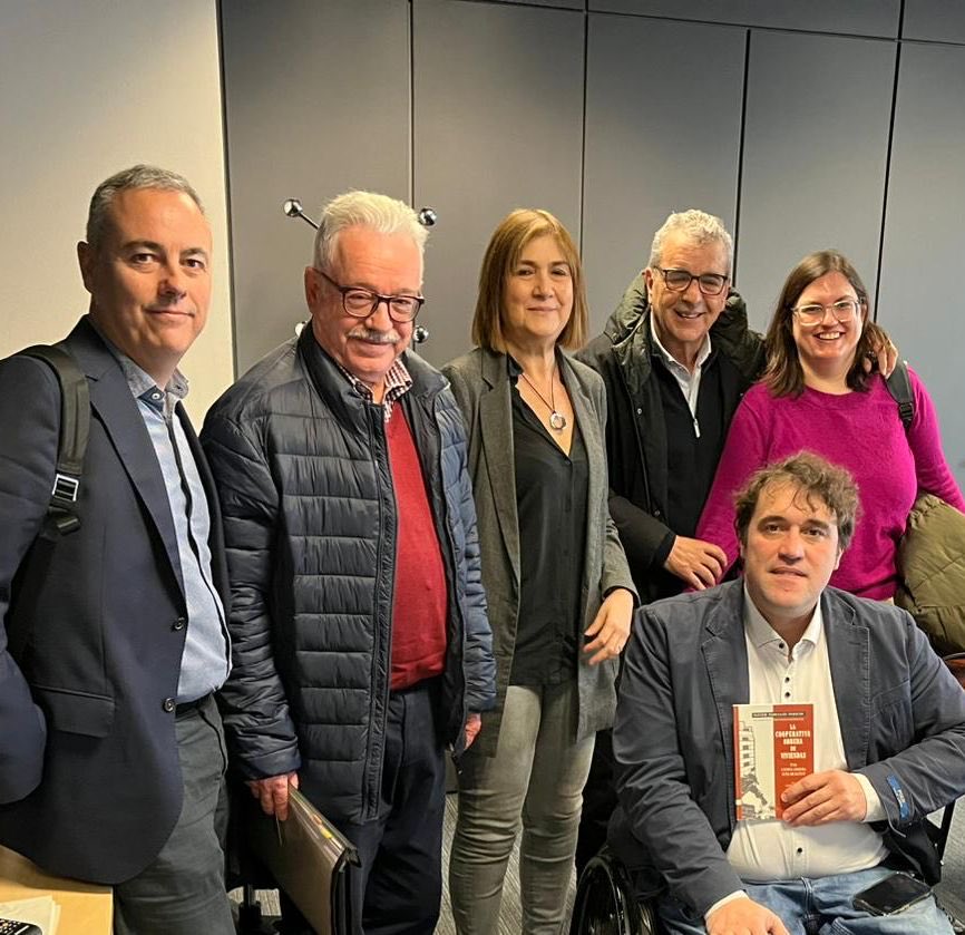 Reunió amb la Cooperativa de Viviendas de El Prat de Llobregat ⁦<a href="/COVElPrat/">COV</a>⁩ . Reunió on hem parlat del seu projecte de barri cooperatiu i de la seva llarga trajectòria des del 1962. ⁦<a href="/Habicoop_FCHC/">Habicoop (FCHC)</a>⁩