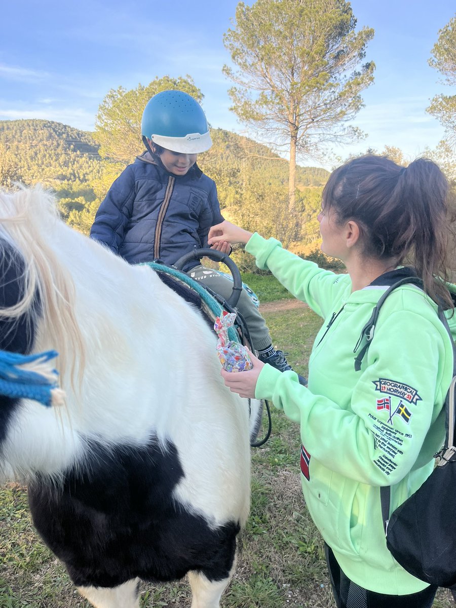 somtinac's tweet photo. Comencem l’any treballant amb somriures i confeti 🥳🥰
.
Empezamos el año trabajando con sonrisas y confeti 🥳🥰
.
#Tinac #Cavalls #Natura #Festes #Rutina #Anynou #2025 #Bages #Somriure https://t.co/dI4uE65GRv