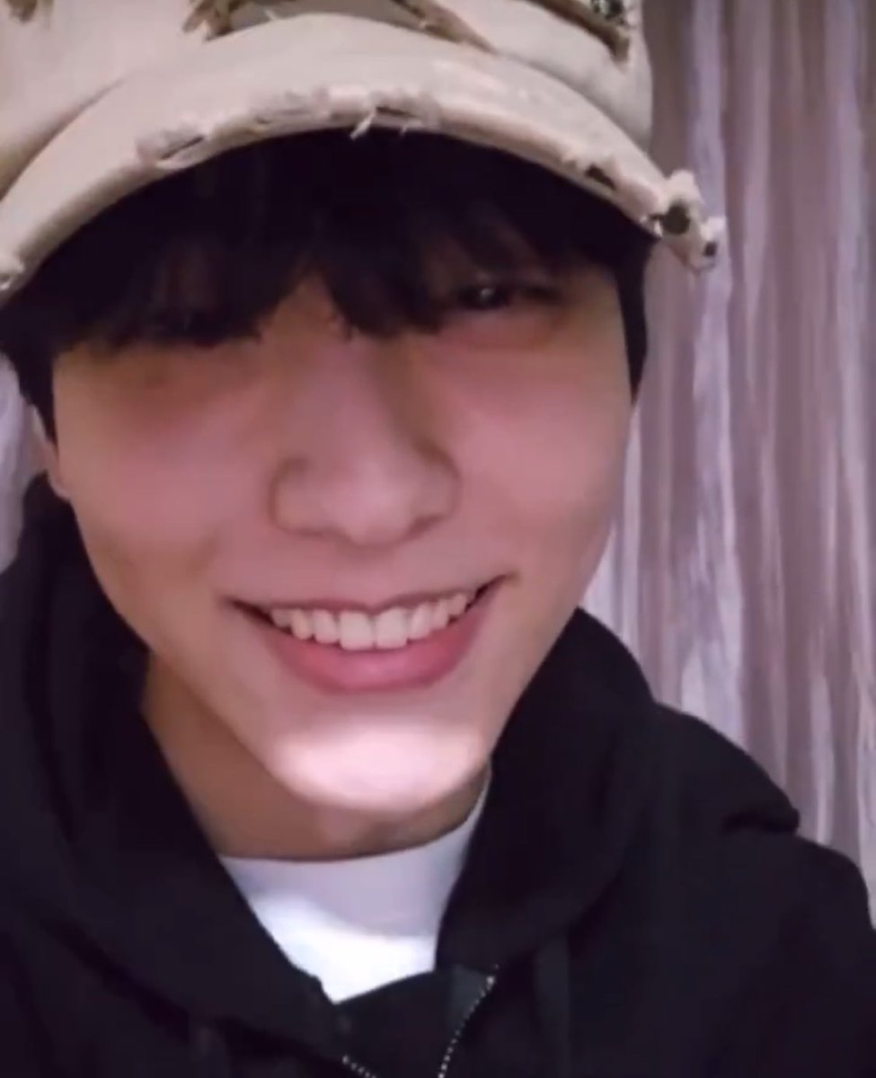 나 생각보다 더 많이 그리워 했나봐
오랜만에 얼굴 비춰주니까 너무 좋다
웃는 모습은 여전히 이뿌네ෆ
건강하자 가나디야 ૮꒰ ˶• ༝ •˶꒱ა ♡