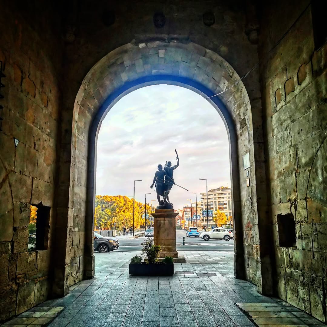 lleidacom's tweet photo. 📸 #FOTOCOMERS | La Gemma Morlans (@gmorlans) ens envia aquesta fotografia ja mítica estàtua d'Indíbil i Mandoni espectacular de Lleida, gràcies! 😍 Continueu compartint les vostres imatges amb l'etiqueta #LLEIDACOMERS 📸 Bona setmana a tothom!!! https://t.co/yEI7LPJCIt