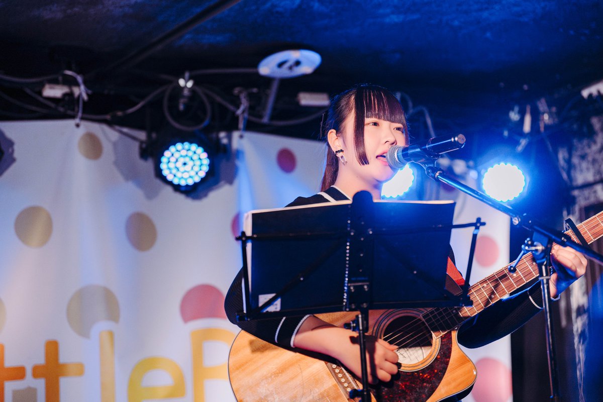 qdepY4jsFwXa2Y1's tweet photo. #LittleBell ~ #GoOsaka ~vol.5
#NewYear堀江1day @HorieGoldee
2部六番手は、いろはさん
シンガーソングライターとして活動中
弾き語りは堂にいったもの。オリジナルソングで弾き語りはやはり強い
歌詞もしっかりと心に沁みました。誕生日のサプライズも良かったですね♬
#いろは @irh13_sing https://t.co/wVpLGx2WNH