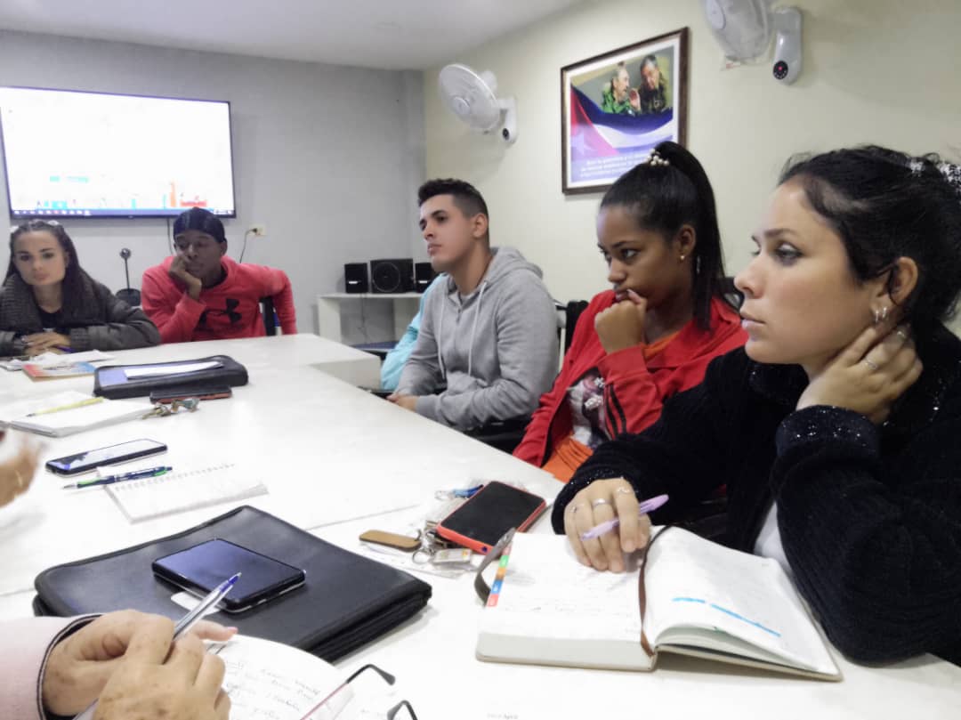 AriatnaCalvo's tweet photo. Realiza #EmpresaCorreos en #PinardelRío reunión de la juventud,con la presencia de Aliuska Pérez Carballo y Damiany Hernández funcionarios del #PCC que nos atienden y Leyanis Carmona Díaz secretaria de la #UJC en la provincia. https://t.co/mL12kmpkVI