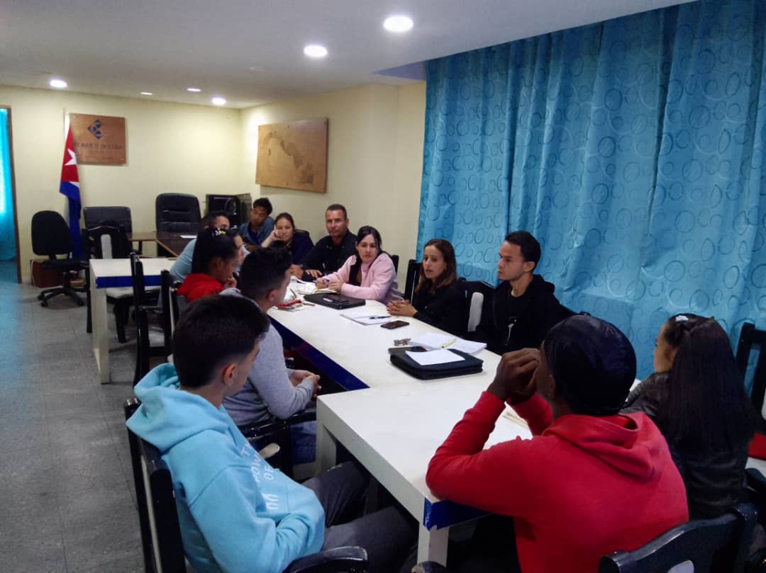 AriatnaCalvo's tweet photo. Realiza #EmpresaCorreos en #PinardelRío reunión de la juventud,con la presencia de Aliuska Pérez Carballo y Damiany Hernández funcionarios del #PCC que nos atienden y Leyanis Carmona Díaz secretaria de la #UJC en la provincia. https://t.co/mL12kmpkVI