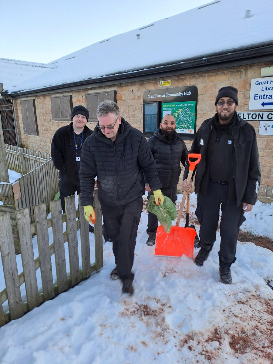 Last stop of the day by Wardens from #TeamBradfordSouth who have stopped by to grit the footpaths leading into Great Horton Village Hub.  Huge thank you to the #NeighbourhodoWardens for helping to reopen our community venues and make it safer for people.#BradfordCouncil