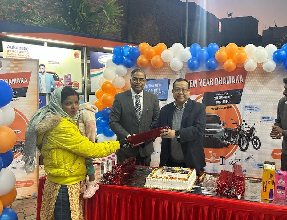 ioclmp's tweet photo. ED&SH, MPSO, and DRSH, JDO celebrated Customers Day at M/s Gautam Petroleum, Jabalpur, by launching the New Year Dhamaka Scheme marking the beginning of an exciting initiative for our valued patrons. #DrivenByYou #IndianOilCustomersDay https://t.co/tbxur2tA3N