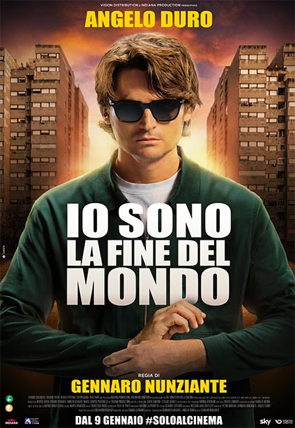 Leogpone's tweet photo. Io Sono La Fine Del Mondo esce oggi al cinema! È una commedia di 1 ora e 36 minuti.
Con #AngeloDuro.
È il suo primo film!
Il protagonista è un autista con il compito di accompagnare a casa gli adolescenti ubriachi. Senza peli sulla lingua!  Non è un umorismo adatto a tutti, unico e particolare! Rispecchia parecchie realtà!  Voto: 8,8! #Universal #BordiDellaPizza #Crudele #Divertente #Scontrino #Cacacazzi #StaPuttana #CazzoVuoi #Rispetto #Genitori #Dissing #Bullismo #UmorismoNero #Vendicativo #Risolutivo #Acqua #Biscotti #Insalata #Pasta #Cane #RompiCoglioni #Commovente #Pizza #Antenna #Sfogo #ACazzo