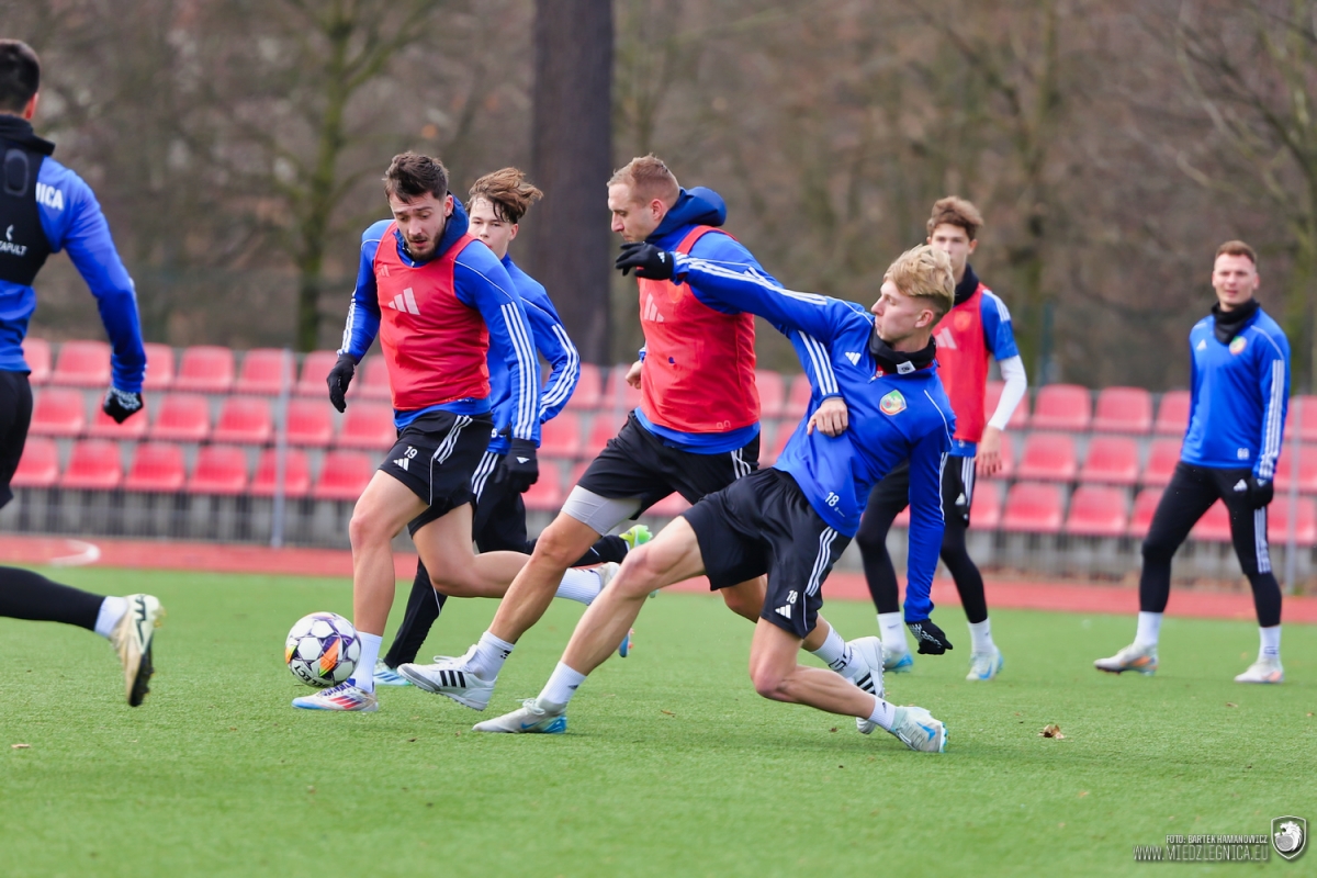 Piłkarze Miedzi Legnica wrócili do drużynowych zajęć ⚽️ Nim spotkali się na murawie, przeszli indywidualne badania i testy oraz odbyli odprawę ze sztabem szkoleniowym 🏋️‍♂️🏃‍♂️
👉 miedzlegnica.eu/aktualnosci/mi…