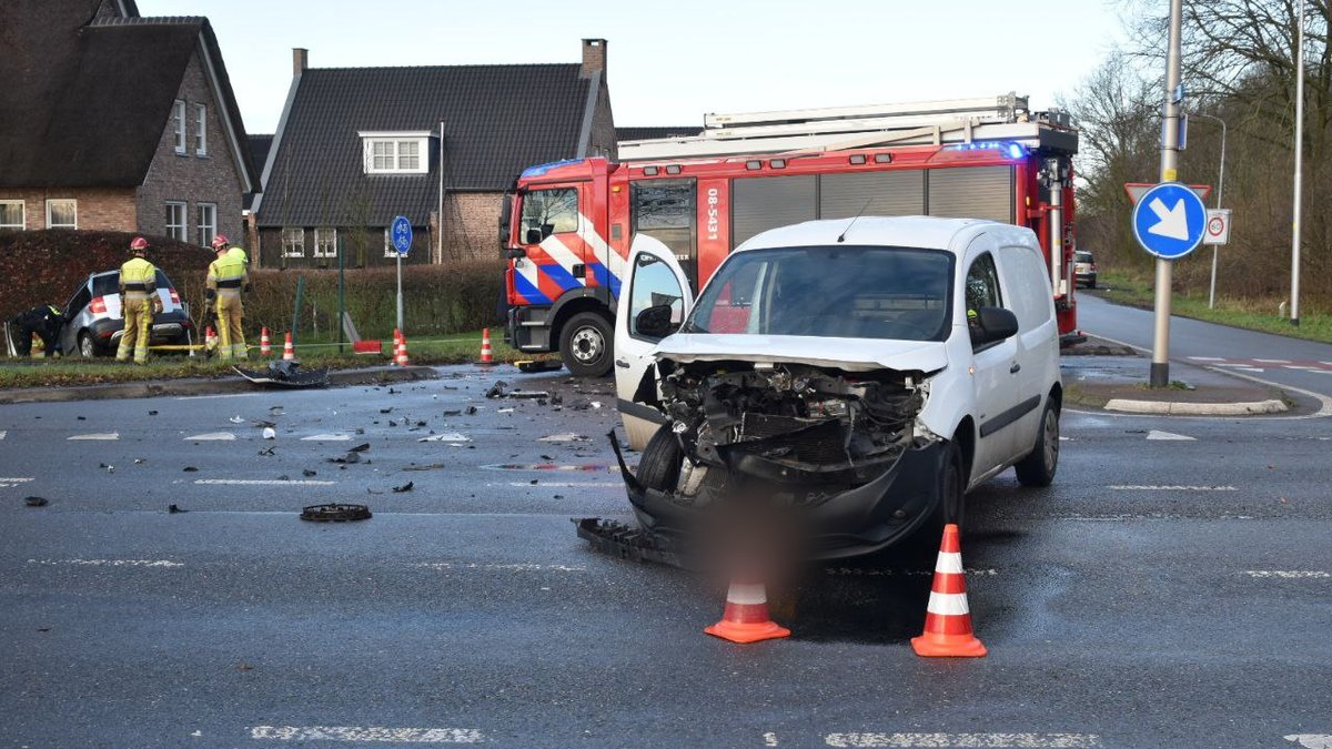 Gewonde bestuurder uit auto bevrijd na botsing