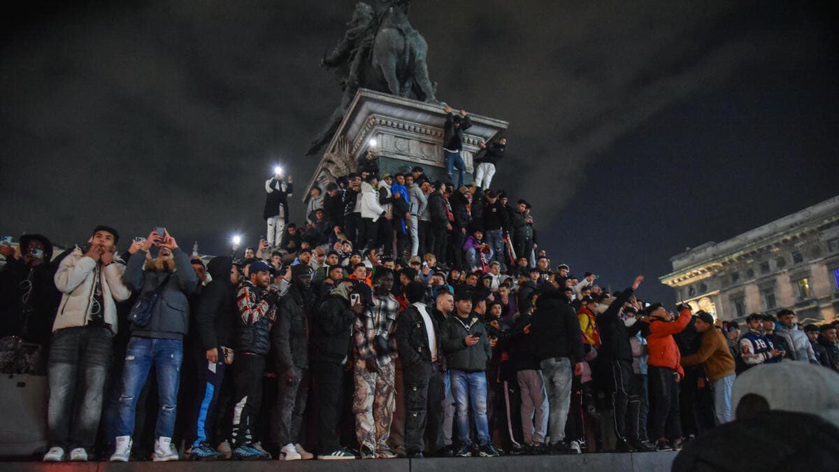 BREAKING:

Meloni uses a special chartered flight to immediately deport 2 young Tunisian asylum seekers for insulting Italy on New Year’s Eve in Milan.

They official reason was their "Contempt of the Nation, flag and law enforcement authorities of Italy" 🇮🇹🇮🇹🇮🇹