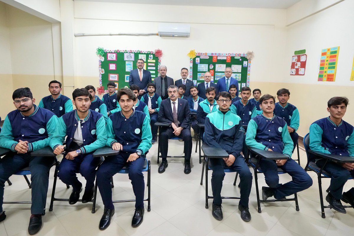 tcmeb's tweet photo. Millî Eğitim Bakanı @Yusuf__Tekin, Pakistan’da Türkiye Maarif Vakfı’nın Lahor’daki Okulunu Ziyaret Etti, Öğrenci ve Öğretmenlerle Bir Araya Geldi 🇹🇷🤝🇵🇰

👉🏻 https://t.co/DVkV7qzBy8 https://t.co/9c8vxsf8cX