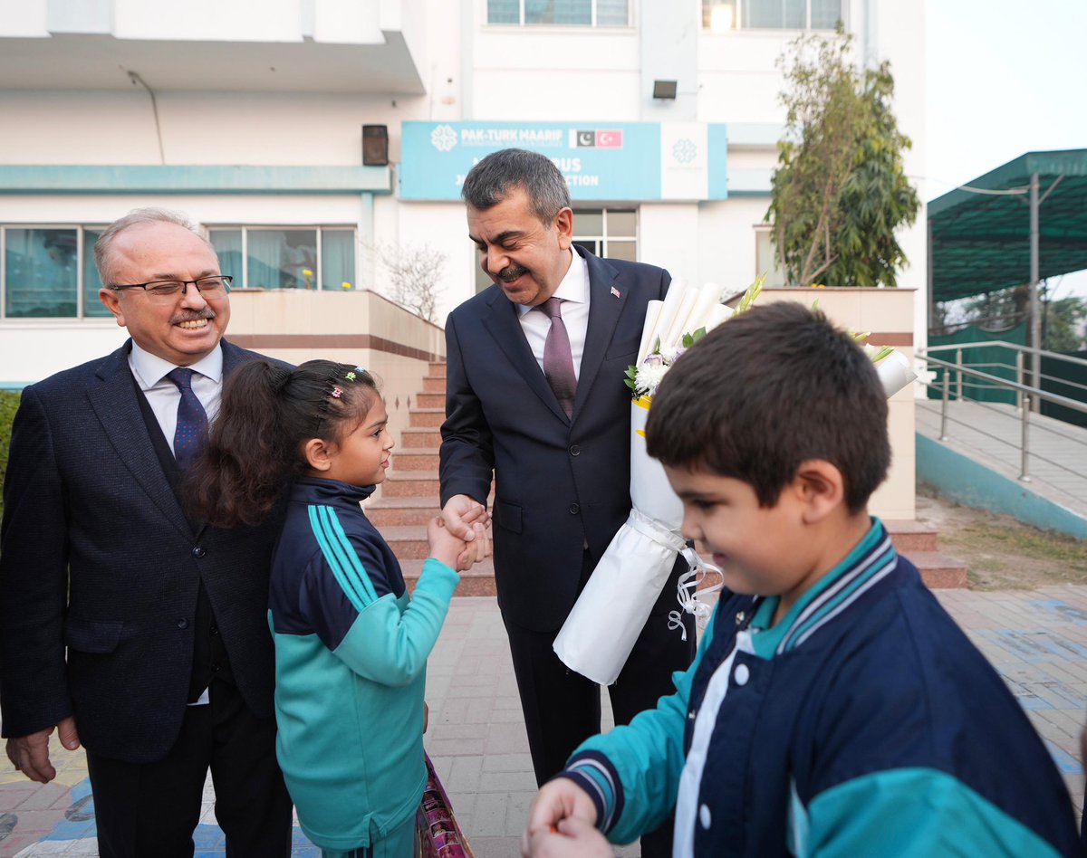 tcmeb's tweet photo. Millî Eğitim Bakanı @Yusuf__Tekin, Pakistan’da Türkiye Maarif Vakfı’nın Lahor’daki Okulunu Ziyaret Etti, Öğrenci ve Öğretmenlerle Bir Araya Geldi 🇹🇷🤝🇵🇰

👉🏻 https://t.co/DVkV7qzBy8 https://t.co/9c8vxsf8cX
